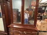 une commode surmontée d'un miroir dans une pièce