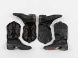 trois paires de bottes de cow-boy noires sur fond blanc