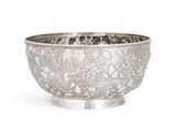 un bol ancien en argent orné de motifs floraux sur fond blanc