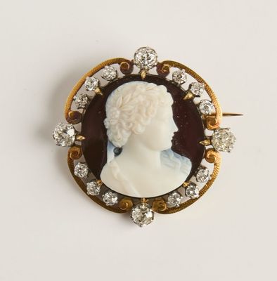 l'image du profil d'une femme sur une broche