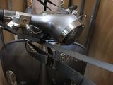 un motocycle garé à l'intérieur d'un bâtiment