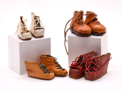 plusieurs paires de chaussures pour bébé posées sur des cubes blancs