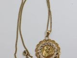 un collier plaqué or avec un médaillon représentant Jésus, monté sur une chaîne