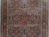 un ancien tapis persan à motif floral