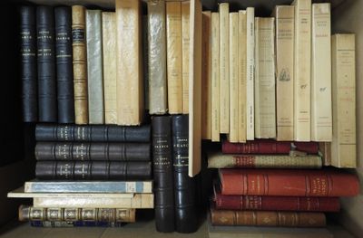 de nombreux livres empilés ensemble dans une boîte