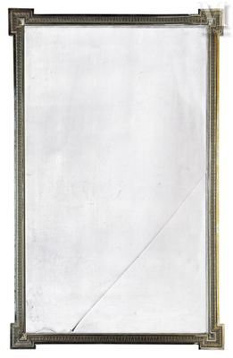 un vieux miroir à cadre argenté accroché à un mur blanc, sur fond blanc