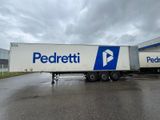 un semi-remorque garé devant un immeuble