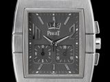 une image d'un gros plan d'une montre-bracelet sur un fond noir