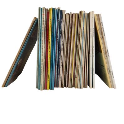 une pile de livres empilés les uns sur les autres