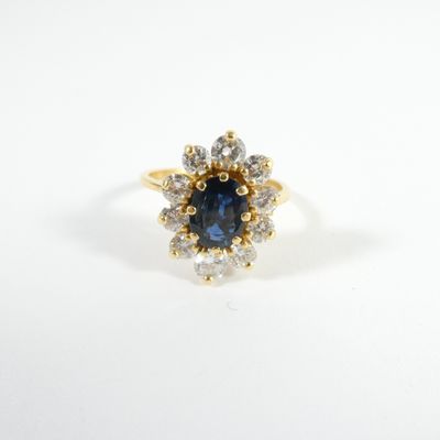 une bague à grappe sertie d'un saphir bleu et de diamants