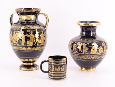 deux vases et une tasse posés les uns à côté des autres