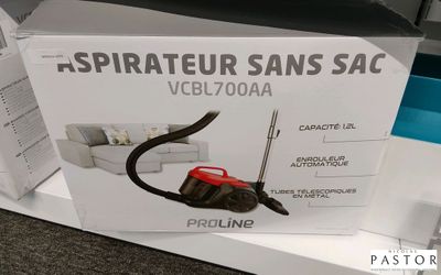 une boîte sur laquelle est posé un aspirateur