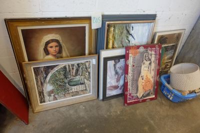 de nombreuses photos d'une femme accrochées au mur, à côté d'un panier