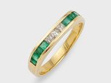 une bague en or jaune sertie d'une émeraude et de diamants