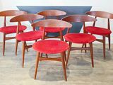 six chaises rouges alignées sur le sol