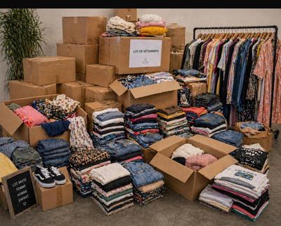 Très gros lot de 600 pièces de vêtements neuf tous types