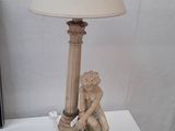 une lampe posée sur une table sur laquelle se trouve une lampe