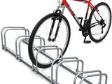 un vélo fixé à un porte-vélos