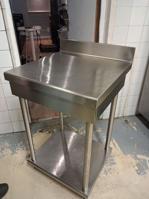 une table en acier inoxydable au milieu d'une cuisine