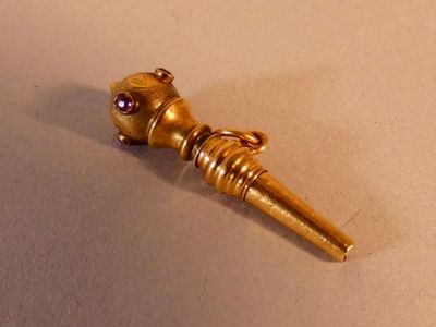 un bouchon de bouteille en or orné d'un diamant