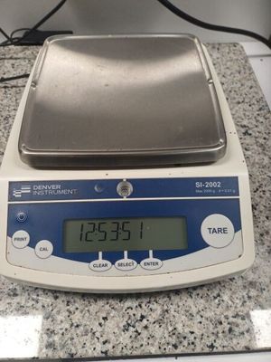 une balance numérique posée sur un comptoir