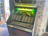 un juke-box posé au milieu d'une pièce