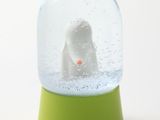une boule à neige contenant un poisson orange