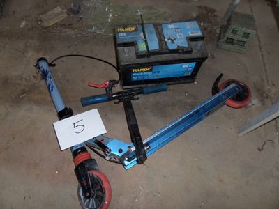 un scooter bleu portant le numéro 5