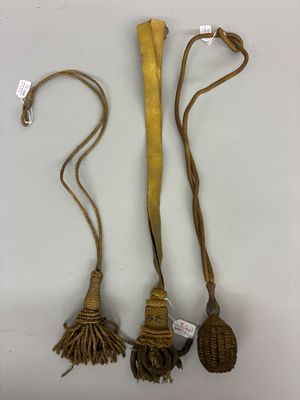 Trois types de balais différents sont présentés sur une surface blanche