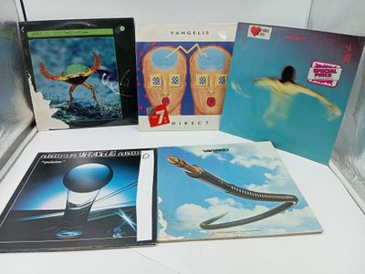 un grand nombre de livres posés sur une table