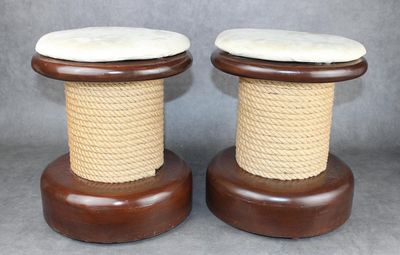deux tabourets en bois entourés de corde, sur fond gris