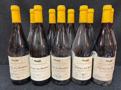 six bouteilles de vin sont alignées sur une table