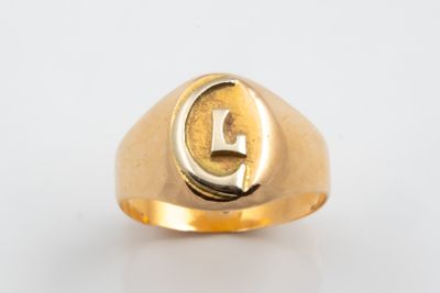 une image représentant une bague en or avec la lettre « i » au milieu