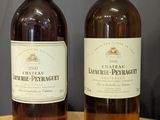deux bouteilles de vin posées sur une table