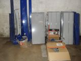 une pièce où il y a beaucoup de boîtes et de cartons sur le sol