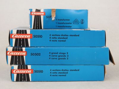 trois boîtes en carton sont empilées les unes sur les autres sur une surface blanche