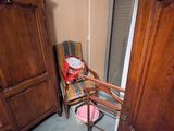 une chaise et une autre chaise dans une pièce où se trouve un placard