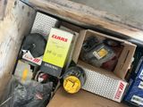 une boîte d'objets hétéroclites posée sur le sol