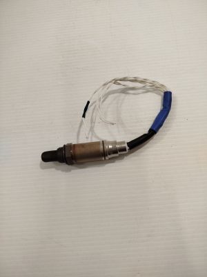 un gros plan d'un câble relié à un microphone posé sur une surface blanche