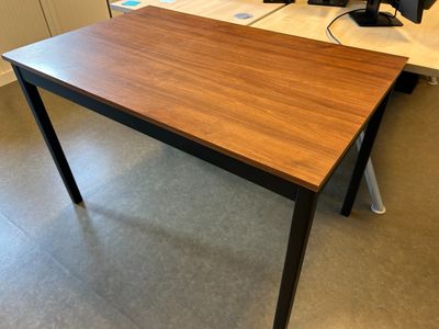 liquidation judiciaire Omni Ciné : deux tables et un fauteui…