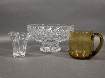 trois objets en verre différents, à savoir un pichet, un verre et un vase en verre