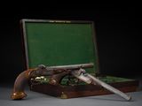 une mallette en bois contenant un pistolet
