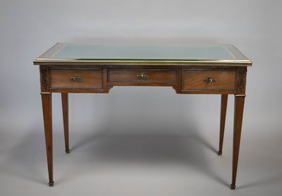 un bureau ancien avec un plateau en verre et deux tiroirs