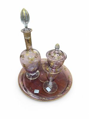deux vases en verre posés sur un plateau, avec une cuillère et un repose-cuillère