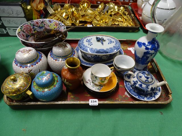 Lot d’objets de vitrine asiatiques, bols (accidents), pots couver...