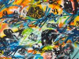 peinture représentant plusieurs graffitis sur un mur dans une pièce