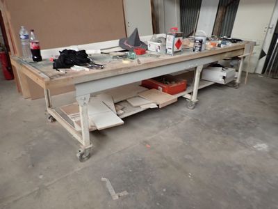 une image d'un établi dans un garage