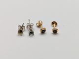trois paires de boucles d'oreilles à clous en or et en argent sur un fond blanc