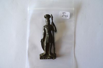 une petite figurine en bronze représentant une femme en robe