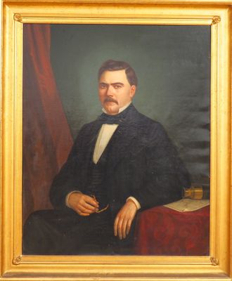 portrait d'un homme en costume noir et nœud papillon, tenant une pipe